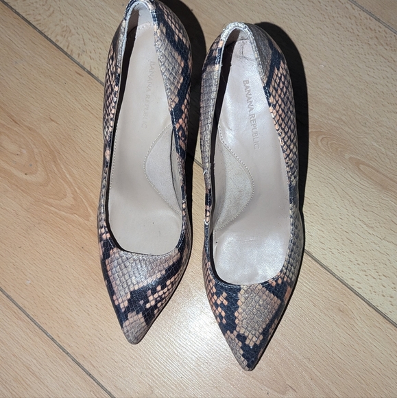 Banana Republic Pump SZ6 - Picture 2 of 3